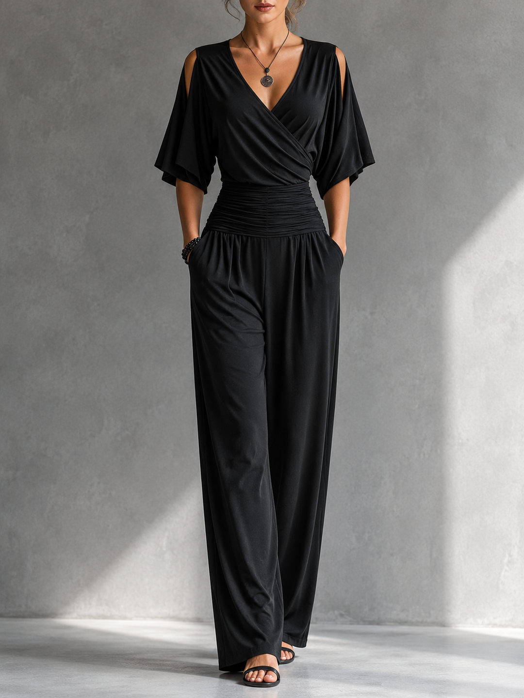 Alia | Elegante Kombination mit Wickel-Effekt und weitem Bein