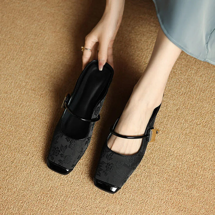 Marlene Leder-Mules mit Absatz" could be rewritten as "Marlene Absatz-Mules aus Leder.