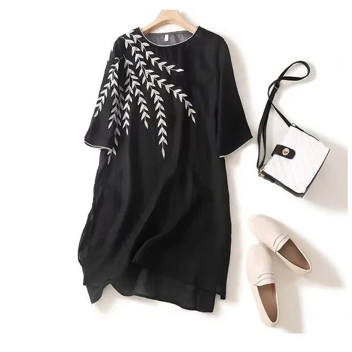 "Solenya Besticktes Leinen-Midi-Kleid" could be rephrased as "Solenya Gesticktes Leinen-Midi-Kleid".