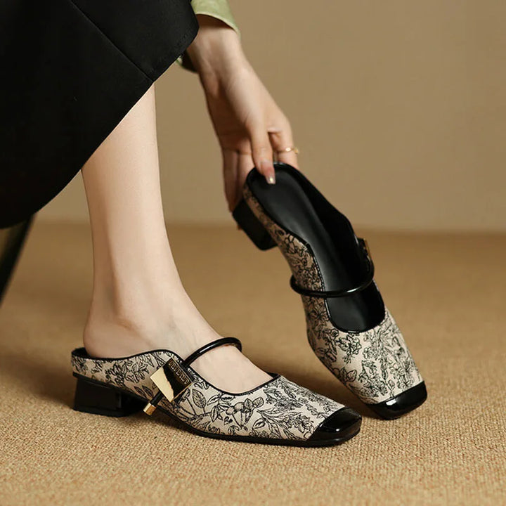 Marlene Leder-Mules mit Absatz" could be rewritten as "Marlene Absatz-Mules aus Leder.