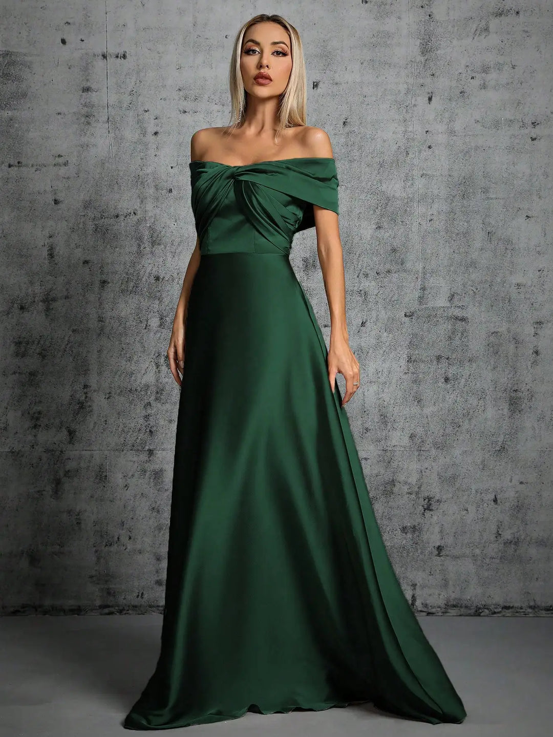 Juliana Faltendes Brautjungfernkleid" can be rewritten as "Juliana Draped Bridesmaid Dress.