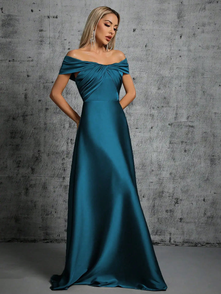 Juliana Faltendes Brautjungfernkleid" can be rewritten as "Juliana Draped Bridesmaid Dress.