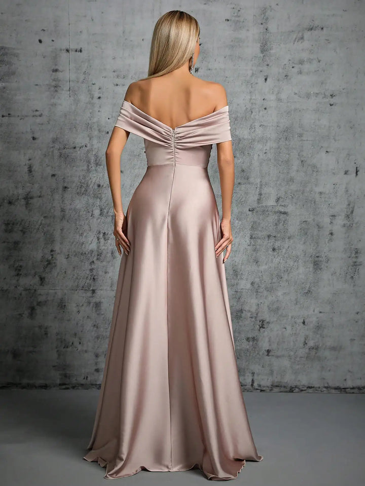 Juliana Faltendes Brautjungfernkleid" can be rewritten as "Juliana Draped Bridesmaid Dress.