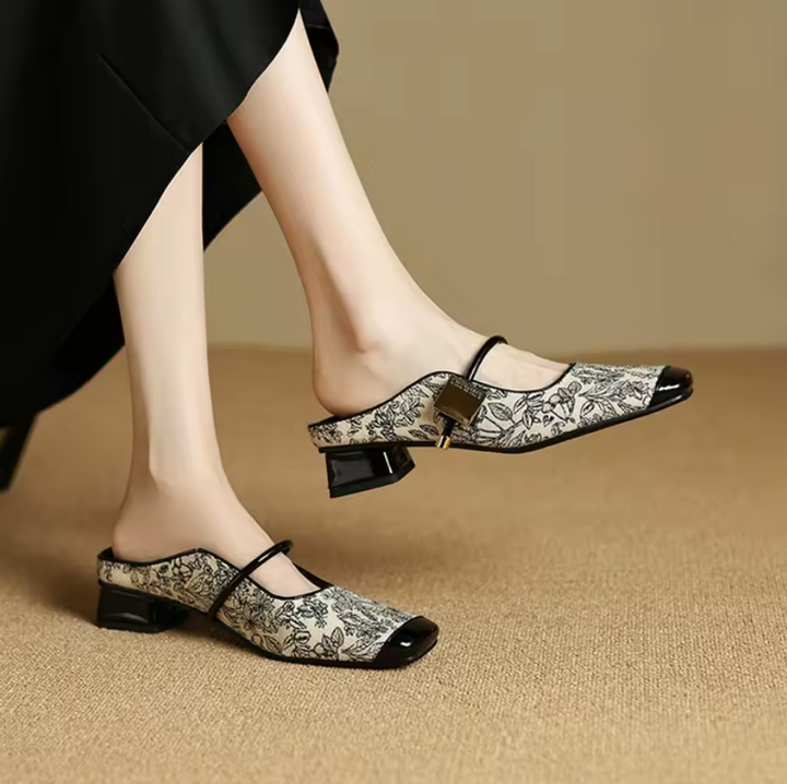 Marlene Leder-Mules mit Absatz" could be rewritten as "Marlene Absatz-Mules aus Leder.
