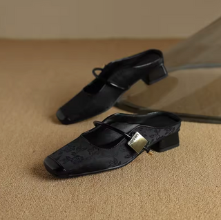 Marlene Leder-Mules mit Absatz" could be rewritten as "Marlene Absatz-Mules aus Leder.