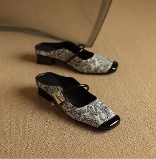 Marlene Leder-Mules mit Absatz" could be rewritten as "Marlene Absatz-Mules aus Leder.