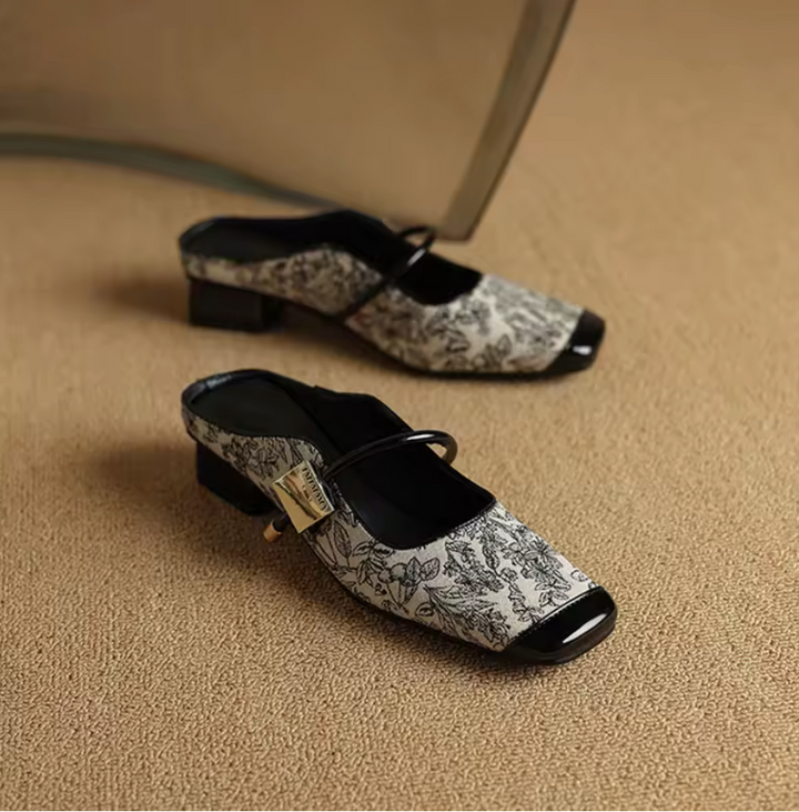 Marlene Leder-Mules mit Absatz" could be rewritten as "Marlene Absatz-Mules aus Leder.