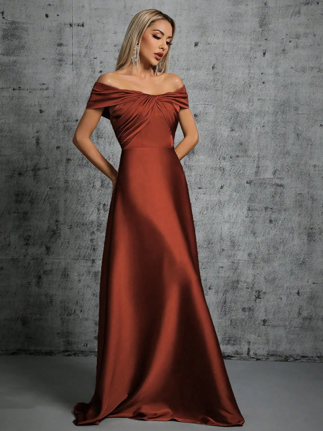 Juliana Faltendes Brautjungfernkleid" can be rewritten as "Juliana Draped Bridesmaid Dress.