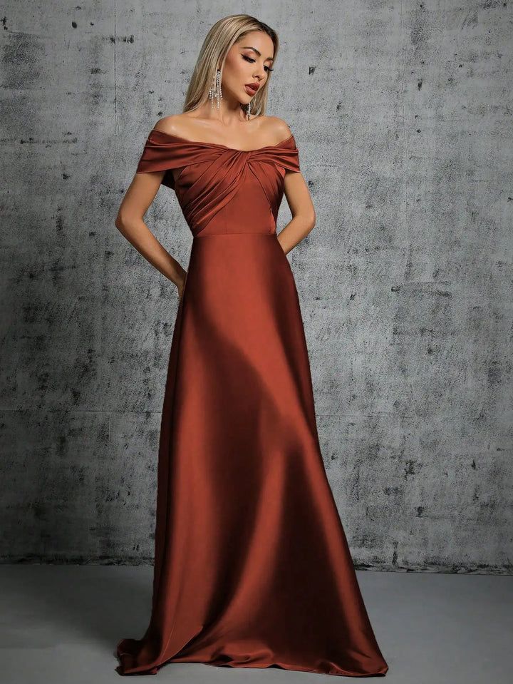 Juliana Faltendes Brautjungfernkleid" can be rewritten as "Juliana Draped Bridesmaid Dress.
