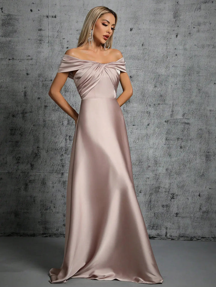 Juliana Faltendes Brautjungfernkleid" can be rewritten as "Juliana Draped Bridesmaid Dress.