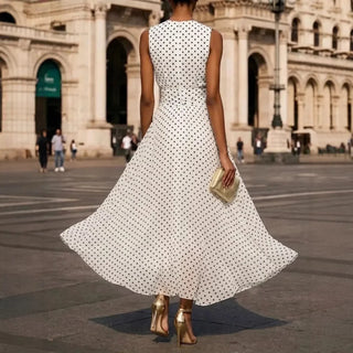 Camilla Punktedruck Ärmelloses Maxi-Kleid" can be rewritten as "Camilla Polka Dot Sleeveless Maxi Dress.